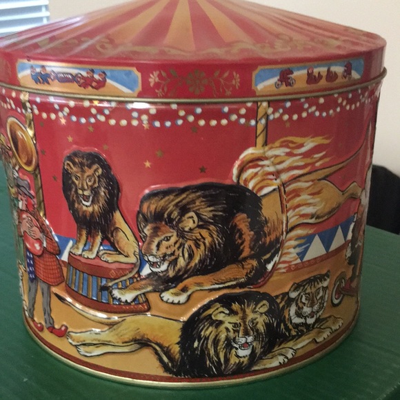 Vibrant Circus Tin with Playful Illustrations - Picture 5 of 7